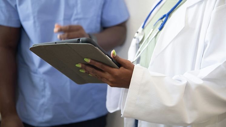 En doktor håller i en journal