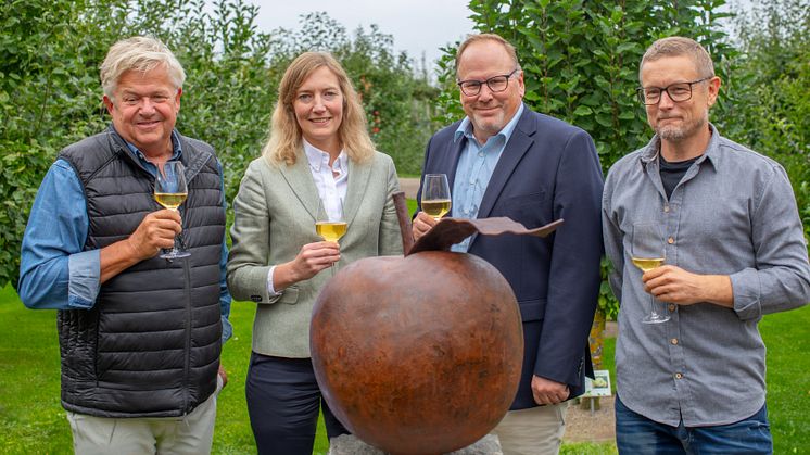 Fr vä: Bengt Åkesson, 4:e generationen på Kiviks Musteri, Katrin Andersson, VD på Tetra Pak Norra Europa, Thomas Jensen, VD på Kiviks Musteri och Johan Sandström, konstnär. Pressbild Kiviks Musteri.