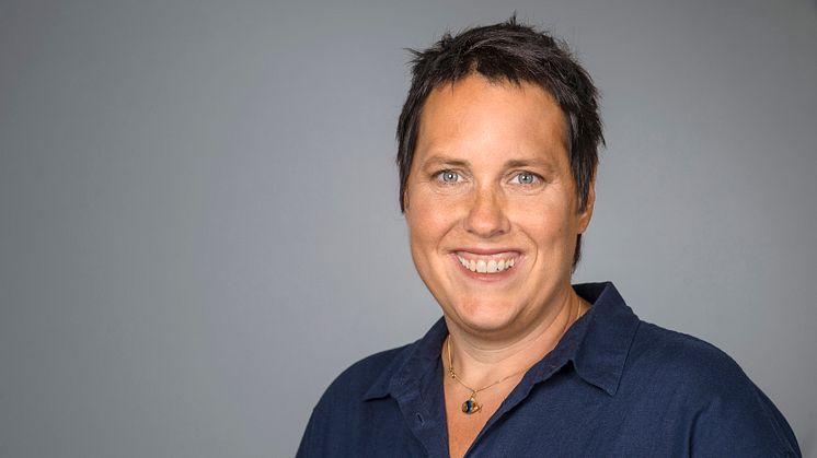 Ann-Sofie Henriksson har tilldelats Samhällsvetenskapliga fakultetens pedagogiska pris 2025, för sitt sätt att göra forskningen levande i klassrummet. Foto: Mattias Pettersson.