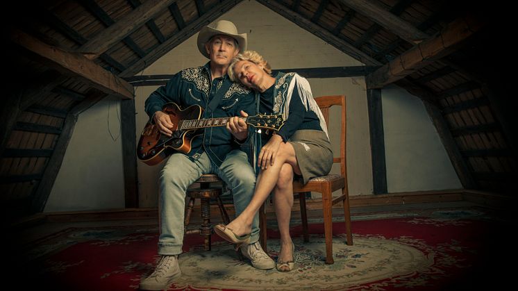 Premiär för Seegerwood-turnén med countrylegenden Doug Seegers och rockabillydrottningen Eva Eastwood – 19 av landets större konserthus får besök!