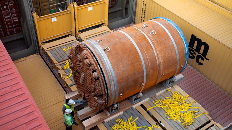 Horizontal drilling equipment loaded under deck on a bed of 2x40FR and awaiting discharge after lashing devices have been loosened. Photo: MSC.