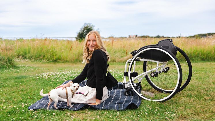 Ebba Einarsson på en picknickfilt vid Skomakarhamnen.