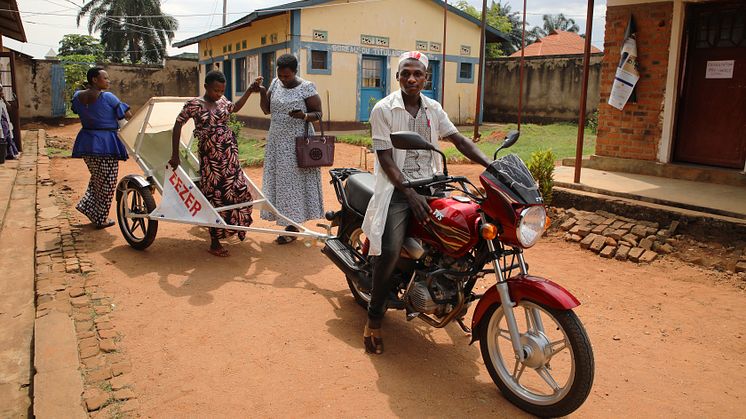 I staden Nyanzalac i Burundi får gravida kvinnor från otillgängliga områden hjälp att ta sig till vårdkliniken med hjälp av PMU:s mc-ambulans. Foto: PMU/Lars Klingsbo