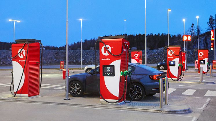 Circle K har tillsammans med Kantar Media undersökt svenska elbilisters åsikter när det gäller publik laddning längs vägen.