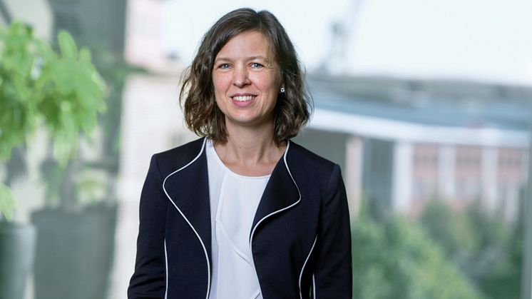 På bilden ser ni Linda Sörensson, hon ler och har en blå kavaj, och vit tröja
