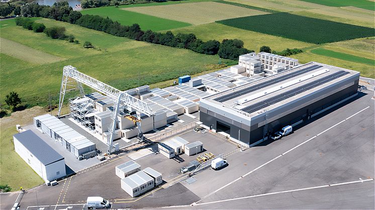 Luftaufnahme des Algeco Service Centers Rhein-Main in Karlstein: Das innovative Pilotprojekt vereint modernste Technik, nachhaltige Bauweise und großzügige Grünflächen inmitten der Region Rhein-Main. Bildquelle: Algeco