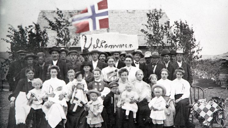 Slik ønsket en gruppe nordmenn nyankomne migranter velkommen til Nord-Dakota. Hvordan tas migranter mot i dag? (Foto: Anno Norsk utvandrermuseum)