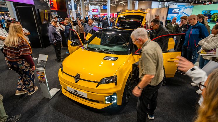 Renaults eldrevne version af den klassiske Renault 5 var en af mange premierebiler på messen og en af de store publikumsfavoritter.