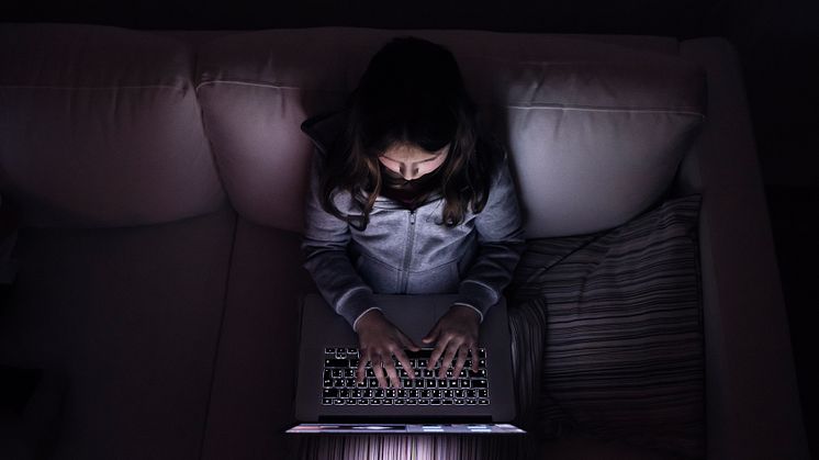 'Fake News' erkennen und Kinder besser schützen: im Online-Vortrag bekommen die Teilnehmenden Mittel an die Hand, um mit Kindern über Medien und Fakten zu sprechen. (Foto: istock/Halfpoint)