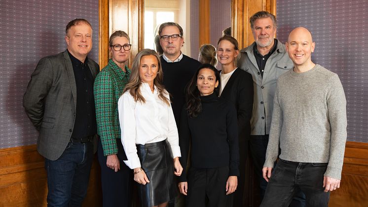 Från vänster i bild: Christer Lundin, Caroline Starck, Helene Kugelberg, Leif Börjesson, Jessie Sommarström, Frida Tydén, Mårten Lyth, Klas Lindberg. På bilden saknas Johan Backéus. Foto: Årets Kock. 