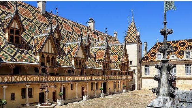 Hôtel-Dieu, som grundades 1443, blev ett vinodlingssjukhus som ägde 60 hektar vingårdar i Bourgogne. Sedan 1859 har skörden från Domaine des Hospices de Beaune auktionerats ut för att finansiera institutionen. Albert Bichot har deltagit i 150 år.