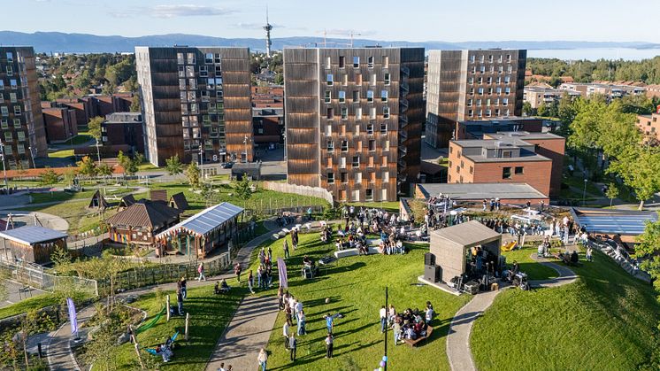 Bilde av Moholt studentby og en folkemengde med gjester som er med på åpningen av en ny park