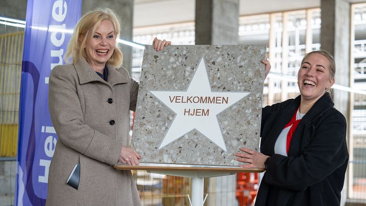 Forsknings - og høyere utdanningsminister Sigrun Aasland og Sits styreleder Monja Lien Jakobsen la ned den første flisen i gulvet i Trondheims største og helt unike studentboligprosjekt.  Foto: Borgar Sagbakken/Sit