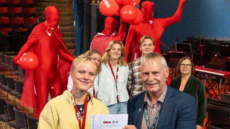 Her signeres avtalen av Administrerende direktør i Sit, Morten Wolden og UKEsjef Selma Lindseth Lindeman. I bakgrunnen er rødkledde "Stuntere" fra UKA, et kjent syn der UKA er representert. Alle foto: Borgar Sagbakken