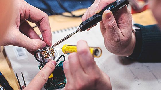 På Elavfallets dag, idag 14 oktober, kan göteborgarna få hjälp att reparera trasig elektronik på Götaverkstan, Stadsbiblioteket, kl 15-19. Foto: Johanna Montell 