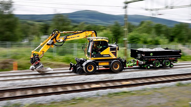 Volvo EWR170E, utrustad med teleskopsticka, jobbar i anslutning till Undersåkers station mellan Järpen och Åre.