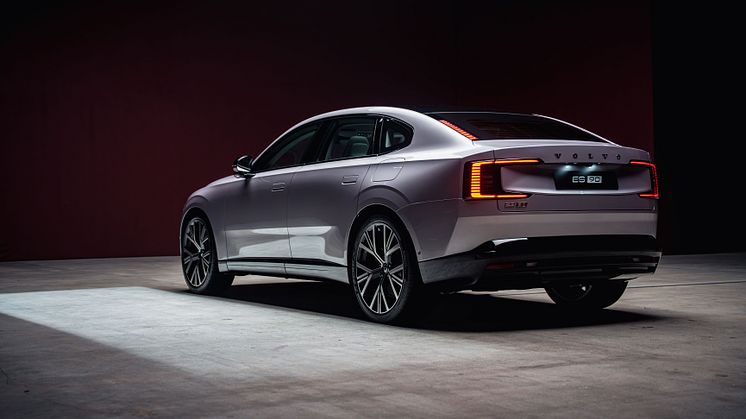 På billedet ses en sølvfarvet Volvo ES90