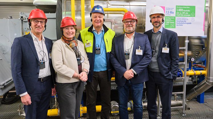 Dick Zellhrost (Geschäftsführer Aviko), Claudia Marb (Stellvertretende Landrätin), Oliver Ackermann (Aviko Deutschland ), Klaus Rehm (Bürgermeister Rain), Tim Dickhaus (Leiter Energy Solutions LEW) bei der Einweihung des Biogas-Kessels