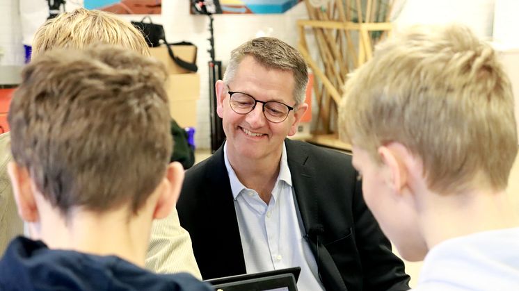Under besøget på Karensmindeskolen i Støvring, deltog minister for samfundssikkerhed og beredskab, Torsten Schack Pedersen, interesseret i løsningen af denne uges opgaver i cyberkonkurrencen.