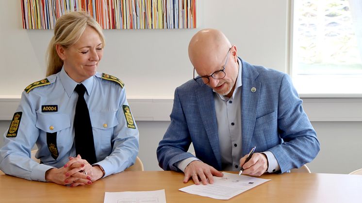﻿﻿Partnerskabsaftalen blev underskrevet på rådhuset i Støvring onsdag den 26. marts af politidirektør Anne Marie Roum Svendsen, Nordjyllands Politi, og borgmester Jesper Greth, Rebild Kommune.