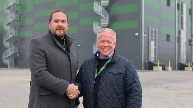 From left: Halvor Bjerke and Svein Atle Hagaseth. In front of OSL-Hamar data center site. 