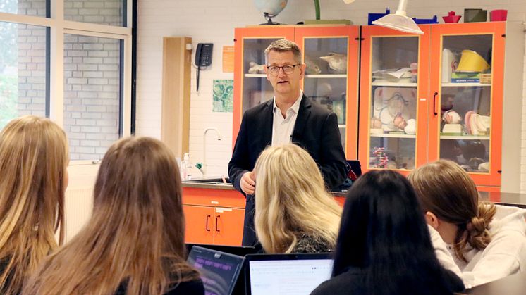 Torsten Schack Pedersen besøgte senest Rebild Kommune i november sidste år i forbindelse med, at elever fra Karensmindeskolen i Støvring deltog i en konkurrence om cybersikkerhed.