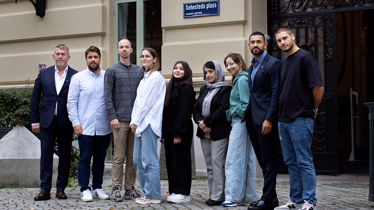 Aschehougs høstdebutanter. Fra venstre: Anders Bjørgård Prytz, Harald Stolt-Nielsen, Aslak Maurstad, Lina Raknes, Bibi Fatima Musavi, Andrea Bræin Hovig, Yama Wolasmal og Oliver Ingrosso. Foto: Helene Spanthus