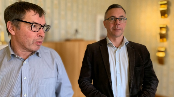 Christer Sundqvist och Johan Söderberg tycker att föreningslivet är viktigt. Därför ger de kommunens föreningar extra pengar för att klara av de kommande tuffa åren.