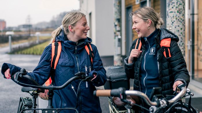 Två personer på väg till arbetet inom vård och omsorg.
