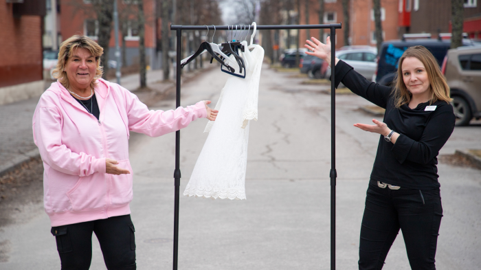 Maud Andersson och Amanda Dahlström är initiativtagare till insamlingen till Balbanken, där unga ska kunna låna finkläder. Fotograf/Källa: Maja Edsö/Katrineholms kommun