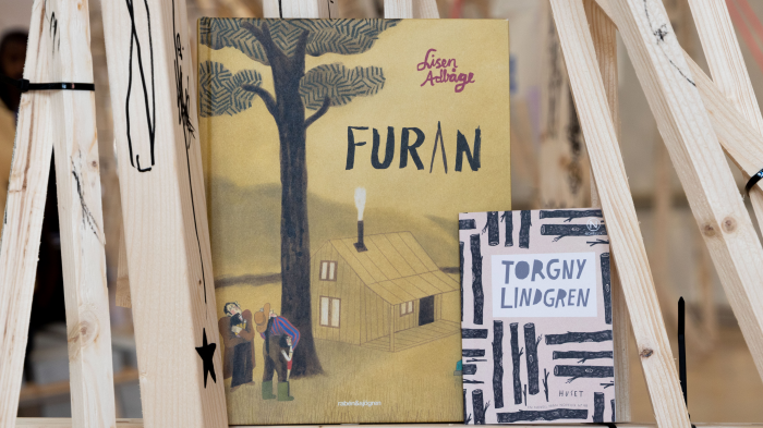 De utvalda böckerna i projektet, Furan och Huset. Tanken är att katrineholmarna ska läsa samma böcker och få en gemensam läsupplevelse och upplevelser eftersom många aktiviteter runt om i kommunen kommer att kretsa kring dessa böcker.