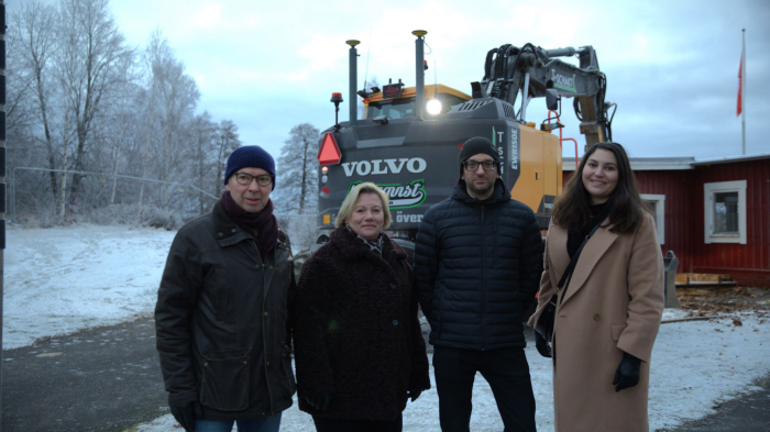 Christer Sundqvist, Anneli Hedberg, Nalan och Yusuf Ilhan var med den tidiga torsdagsmorgonen då Tegelstaden började riva det gamla strandcaféet. Fotograf/Källa: Katrineholms kommun