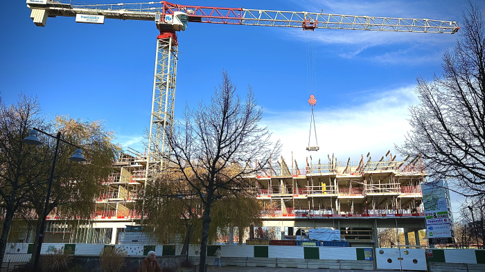 Katrineholms kommun har på senare tid sett en ökad efterfrågan på mark och etableringsmöjligheter. Bilden är från torget i Katrineholm där 34 nya lägenheter kommer stå klart i slutet av 2025. Fotograf/Källa: Katrineholms kommun/Geza SImon