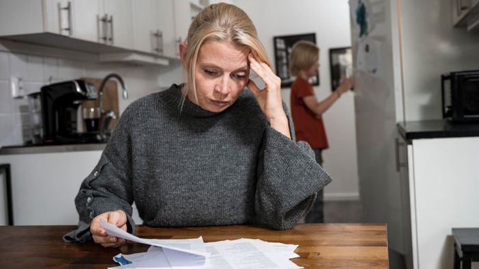Nästan sju av tio ensamstående föräldrar är oroliga över ekonomin, visar en undersökning från Frälsningsarmén. Foto: Jonas Nimmersjö, kampanjbild