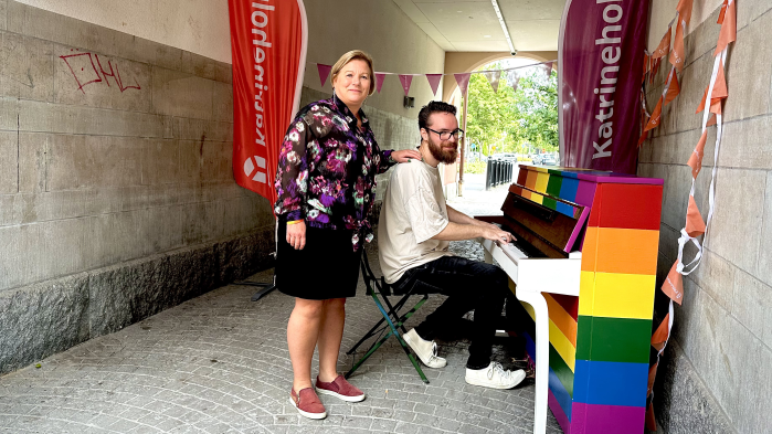 Anneli Hedberg och invigningspianisten Oskar Modig Fotograf/Källa: Katrineholms kommun/Geza SImon