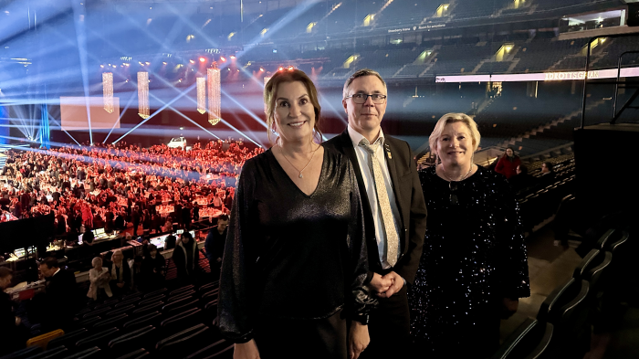 Sari Eriksson, kommundirektör, Johan Söderberg (S), kommunstyrelsens ordförande och Anneli Hedberg (S), hållbarhetsutskottets ordförande Fotograf/Källa: Katrineholms kommun