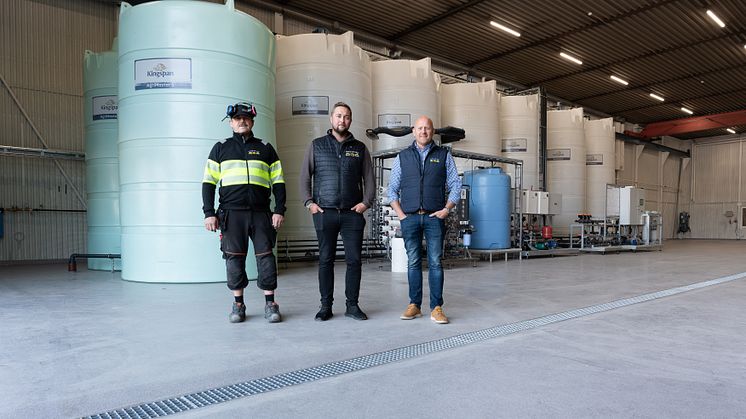 Magnus Blom, produktionsansvarig tillsammans med Simon Skoog, försäljning och vd Thomas Andersson framför den nya AdBlue-anläggningen