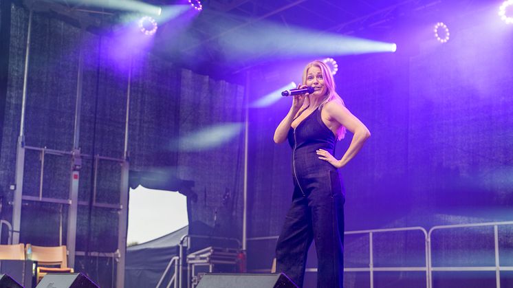Julia Lindholm sorgte beim Abschlusskonzert mit Klassikern der Gruppe „Abba“ für Stimmung auf dem Festplatz an der Hephata-Gärtnerei. (Fotos: Stefan Betzler)