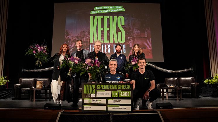 Die CEOs von Four 20 Pharma und der KLD-Cast bei der Spendenübergabe nach der Kurzfilm-Premiere