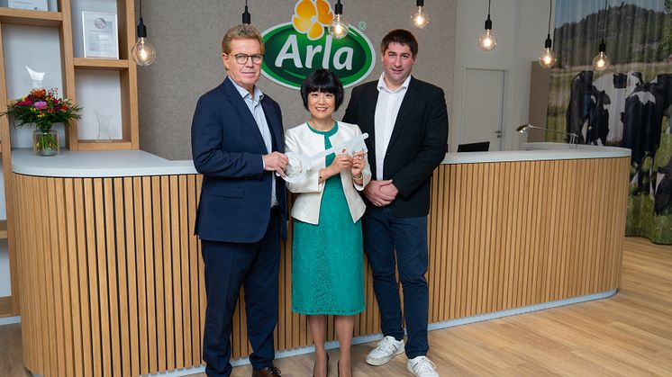 01_Arla_Symbolische Schlüsselübergabe im neuen Empfangsbereich.jpg