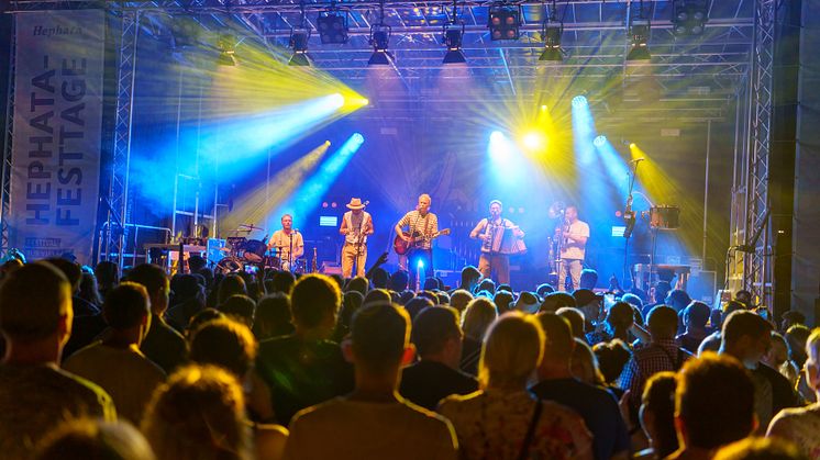 Auftritt der Fäaschtbänkler bei den Hephata-Festtagen am Samstagabend. (Foto: Stefan Betzler)