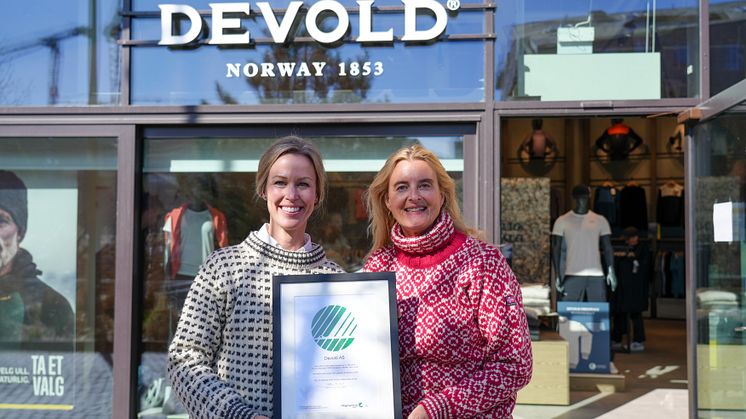 De ikoniske ullgenserne til Devold er nå svanemerket (fra venstre: Trude Ertresvåg, direktør for bærekraft i Devold, Cathrine Pia Lund, administrerende direktør i Miljømerking Norge - Svanemerket) Foto: Maria Fæste Jentoft