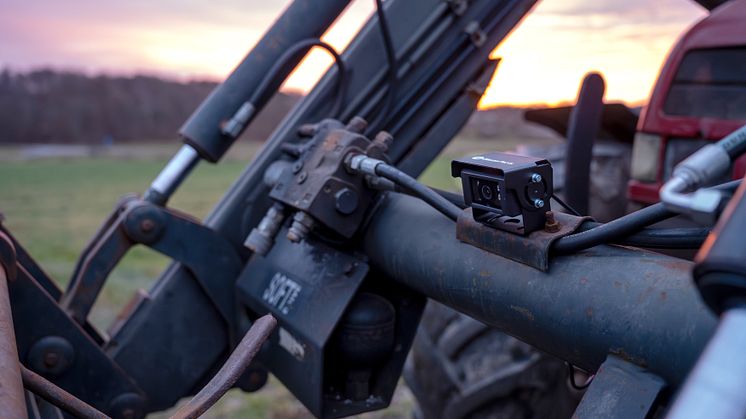 Backkamera för traktor, lastbil eller husbil – Olsson Parts tips för ökad säkerhet, bättre sikt och enklare manövrering.