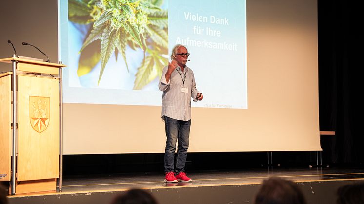 Dr. med. Dipl.-Chem. Konrad F. Cimander, Experte auf den Gebieten der Suchtmedizin, der Infektiologie und der Cannabismedizin führt durch das Programm
