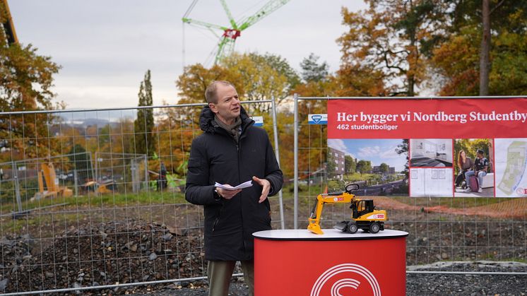 SiO jobber hardt for å bidra til et skikkelig boligløft for Oslostudentene. Studentboligsatsningen til SV og regjeringen gir drahjelp. Bildet av Andreas Eskelund er fra byggestartmarkeringen på Nordberg Studentby, som fikk tilskudd  i 2024.
