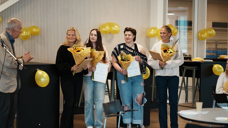 Ella Calås, Tilde Åberg, Havana Karlsson och Agnes Hesselroth ta emot diplom, blommor och prispengar ur händerna på Bert-Inge Hogsved.
