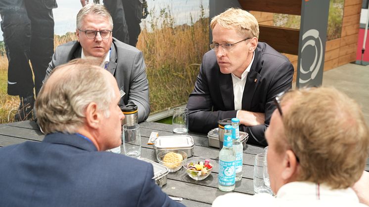 Daniel Günther im Gespräch mit Prokon auf der Husum Wind 2023