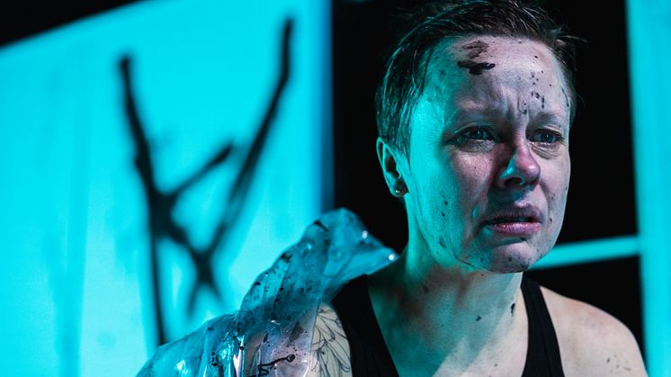Kirsti Refseth står aleine på scenen og fortel historia om Kathrine Nedrejords sjølvopplevde valdtekt. Foto: Ole Herman Andersen/Det Norske Teatret.