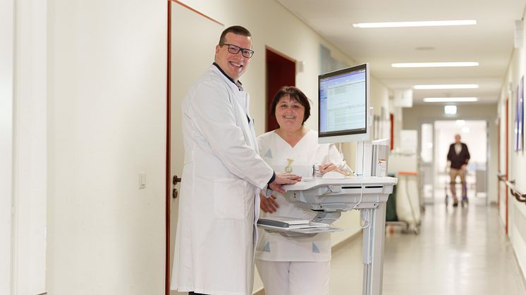 Dr. med. Sven Fuest und Gesundheits- und Krankenpflegerin Angela Gumenscheimer arbeiten in der Hephata-Neurologie mit der digitalen Patientenakte. (Foto: Stefan Betzler)