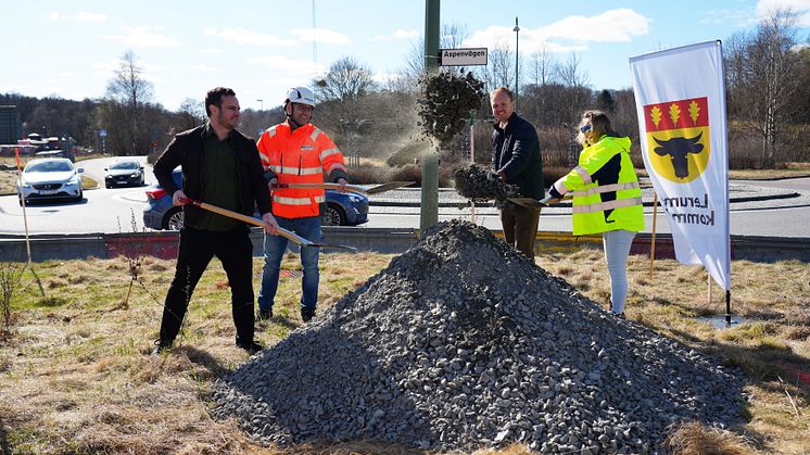 Nu har det första spadtaget för två nya körfält vid Hulanrondellen tagits. Ett projekt som kommer att förbättra framkomligheten i området. Arbetet beräknas vara färdigt redan till sommaren.